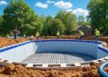 découvrez les principaux travaux de gros œuvre à prévoir avant d’installer une piscine enterrée : terrassement, préparation du terrain, fondations et étapes clés pour assurer la solidité et la pérennité de votre bassin.
